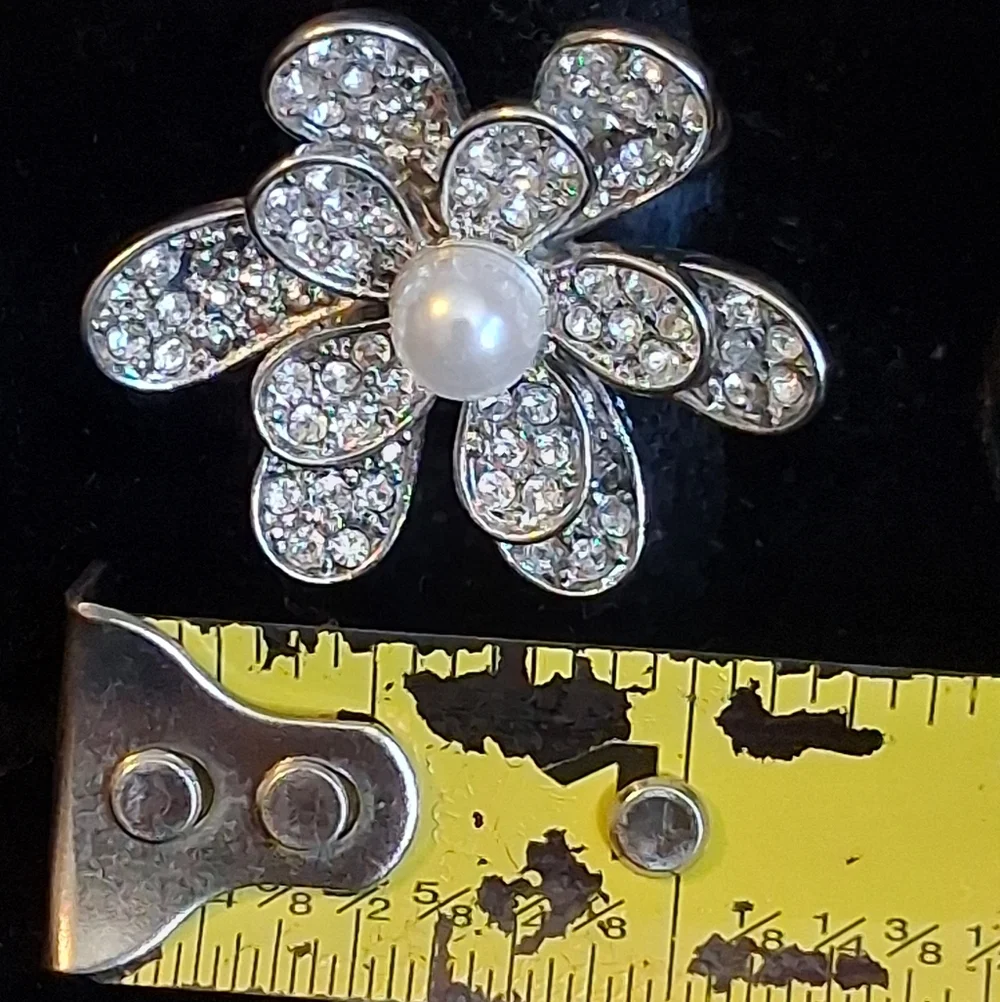 Guess Silvertone Flower Ring with Pearl Center Size 7